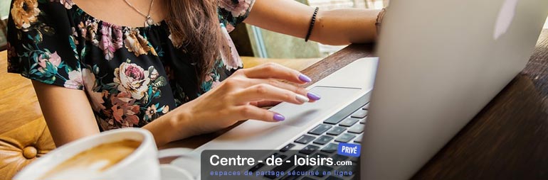Le principe est facile : vous publiez un ou plusieurs albums photos et des vidéos dans la journée, la plateforme avertit par email vos invités (les parents) le lendemain matin à 8 heures du matin qu'il y a eu des mises à jour et de nouveaux albums photos et vidéos à voir.